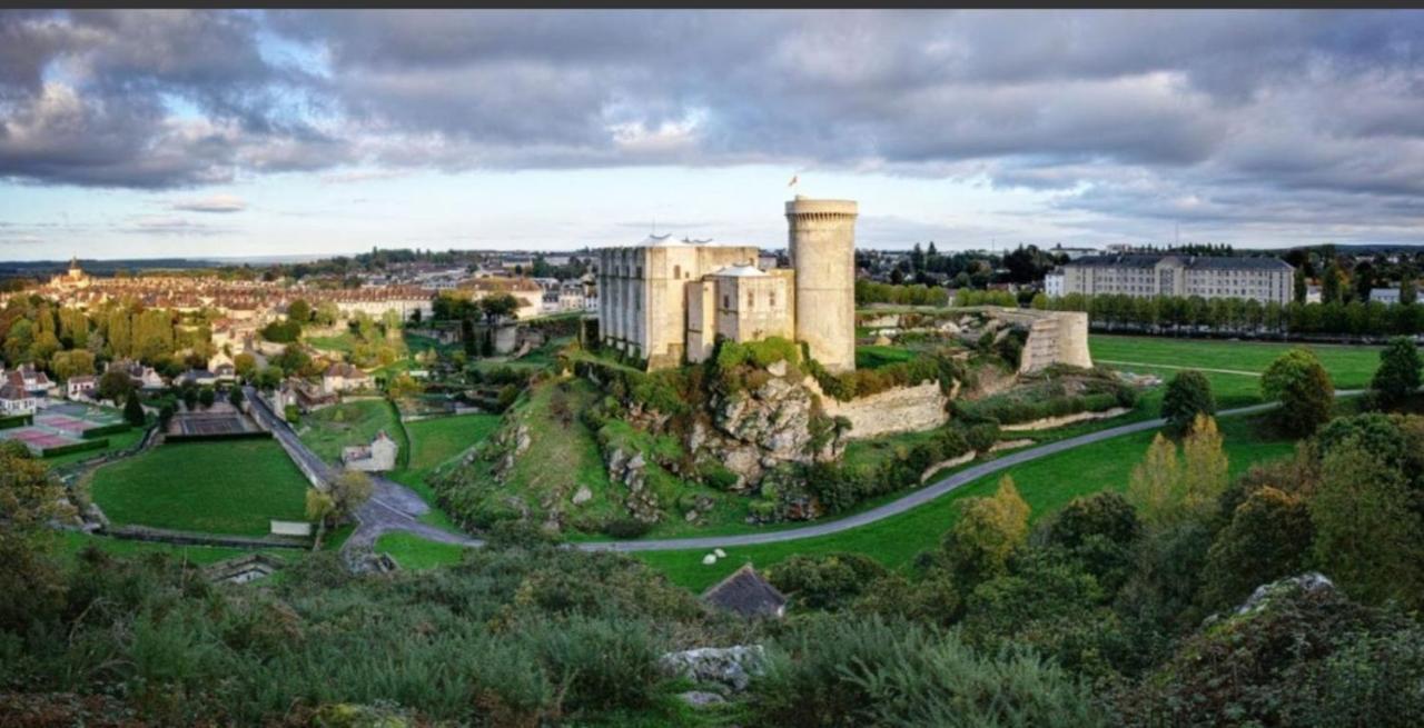 La Maison Des Remparts Apartment Falaise  Exterior photo